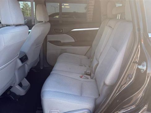 Used 2019 Toyota Highlander LE AWD/4WD image 20