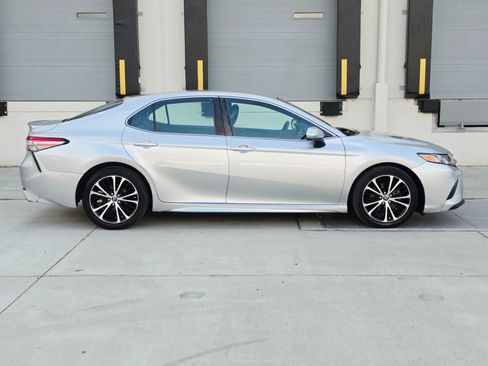 Used 2018 Toyota Camry SE FWD image 6