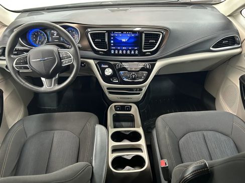 Used 2017 Chrysler Pacifica Touring w/ Tire & Wheel Group image 15