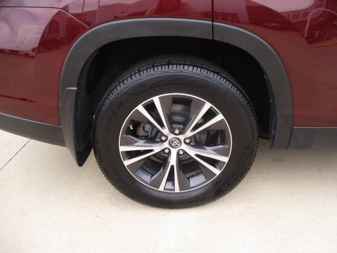 Used 2019 Toyota Highlander LE AWD/4WD image 12