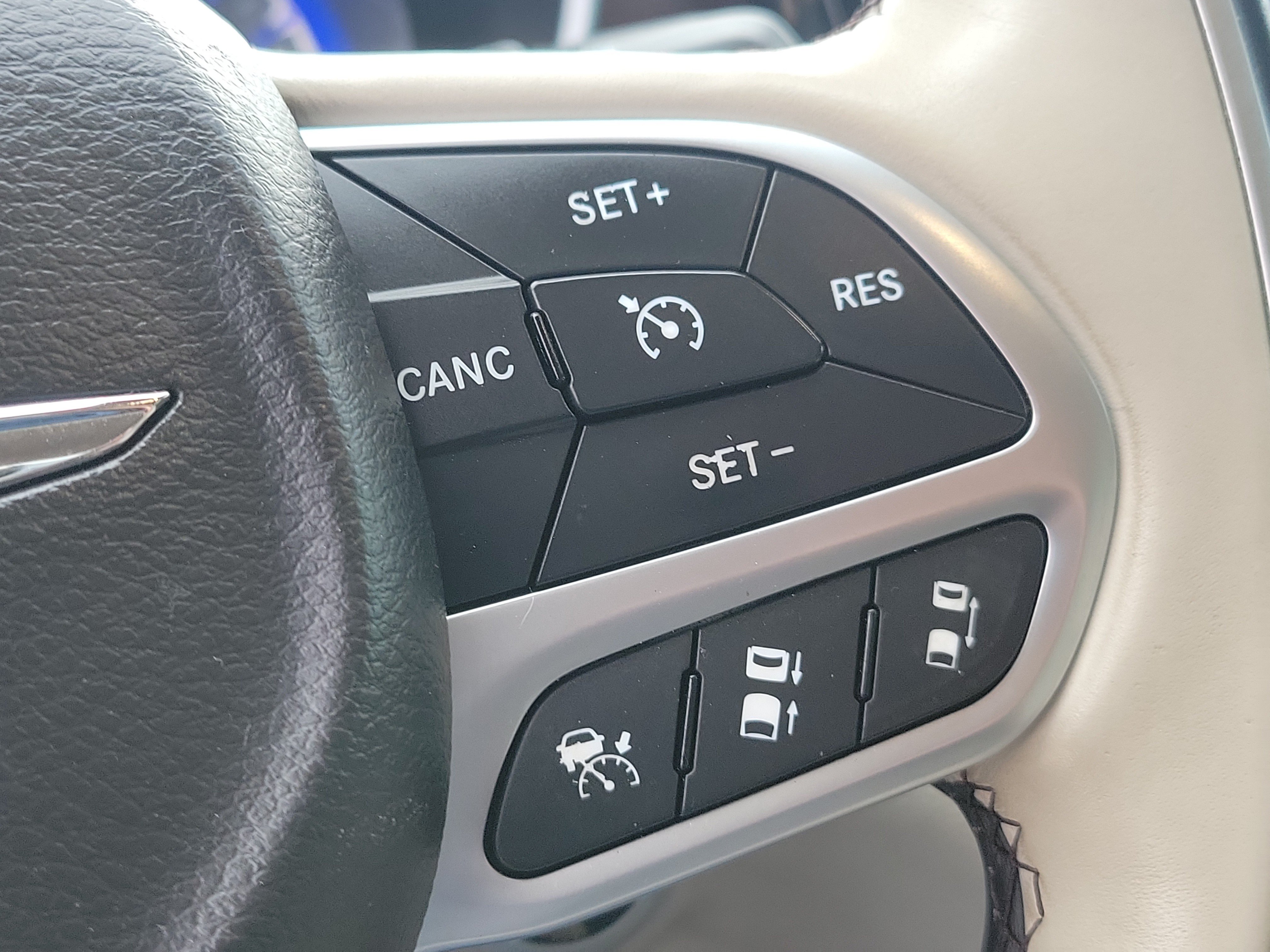 Used 2017 Chrysler Pacifica Limited w/ UConnect Theater Package FWD image 24