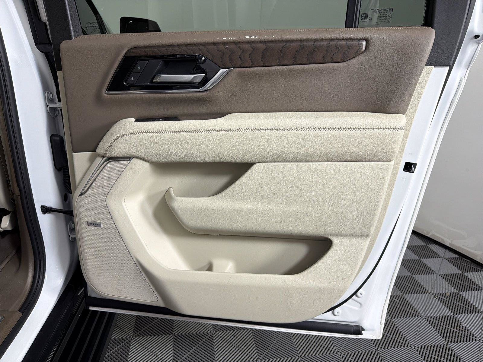 Used 2025 GMC Yukon XL Denali w/ Sun & Power Step Package RWD image 15