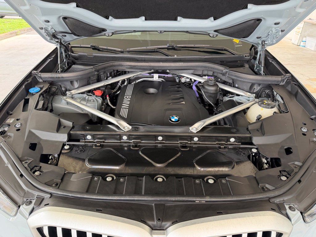 Used 2025 BMW X5 xDrive40i w/ M Sport Package AWD/4WD image 14