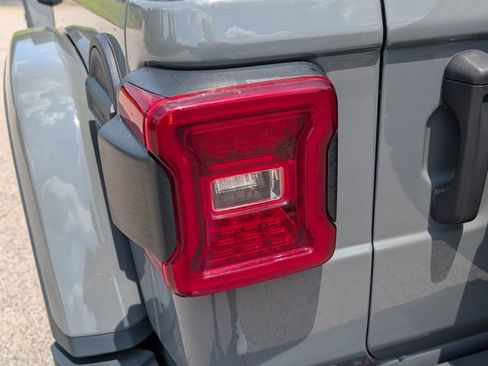 Used 2021 Jeep Wrangler Unlimited Rubicon AWD/4WD image 11