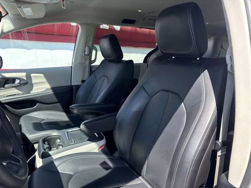 Used 2024 Chrysler Pacifica Touring-L FWD image 11