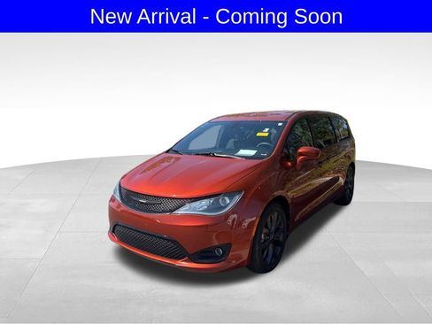 Used 2018 Chrysler Pacifica Touring Plus w/ S Appearance Package image 2