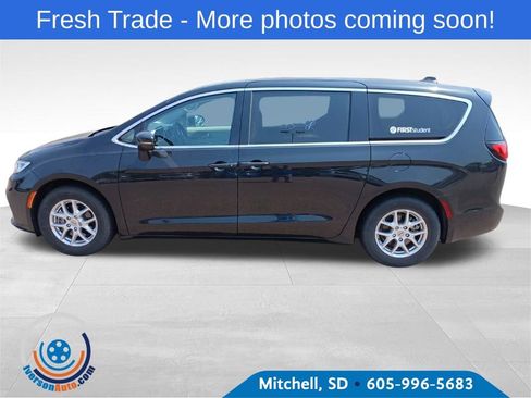 Used 2023 Chrysler Pacifica Touring-L FWD image 1