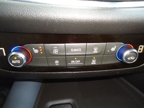 Used 2018 Buick Enclave Essence image 19