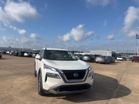 Certified 2023 Nissan Rogue SV FWD image 3