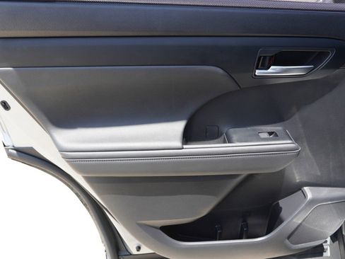 Used 2023 Toyota Highlander XLE FWD image 34