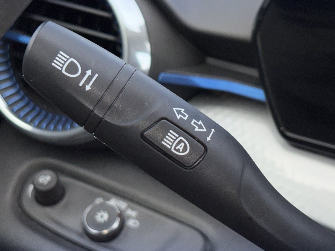 Used 2025 Chevrolet Trax LT FWD image 19