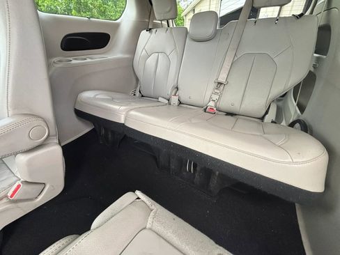 Used 2020 Chrysler Pacifica Touring-L FWD image 27