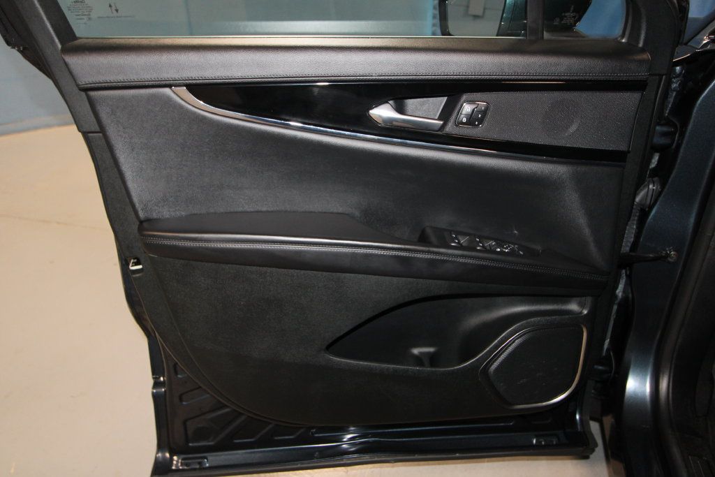 Used 2023 Lincoln Nautilus AWD w/ Premium Package image 5