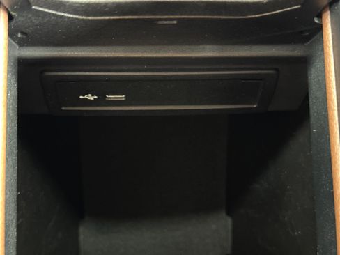Used 2021 Mercedes-Benz GLB 250 w/ AMG Line image 31