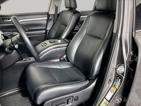 Used 2019 Toyota Highlander Limited FWD image 19