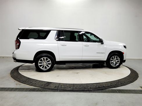 Used 2023 Chevrolet Suburban Premier image 8
