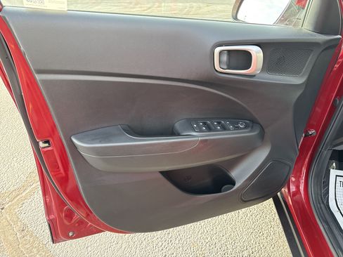 Used 2025 Hyundai Venue SEL FWD image 11