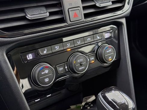 Used 2024 Volkswagen Taos SE image 20