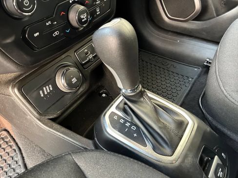 Used 2023 Jeep Renegade Latitude AWD/4WD image 22