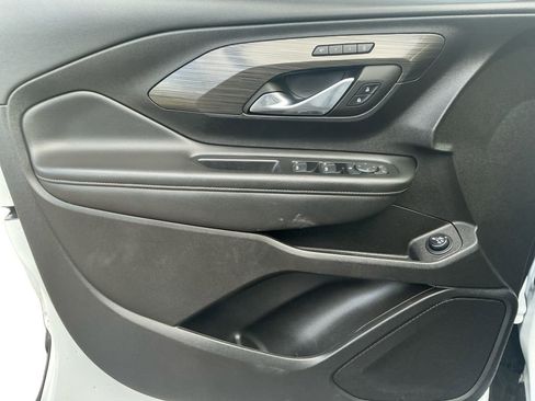 Used 2024 GMC Terrain SLT image 23