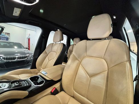 Used 2017 Porsche Cayenne Platinum Edition w/ Premium Package (PJV) image 11