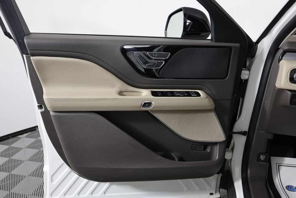 Used 2021 Lincoln Aviator AWD w/ Class IV Trailer Tow Package image 12