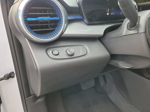 Used 2025 Chevrolet Trax LT FWD image 24