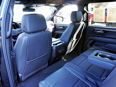 Used 2025 Chevrolet Suburban Z71 image 17