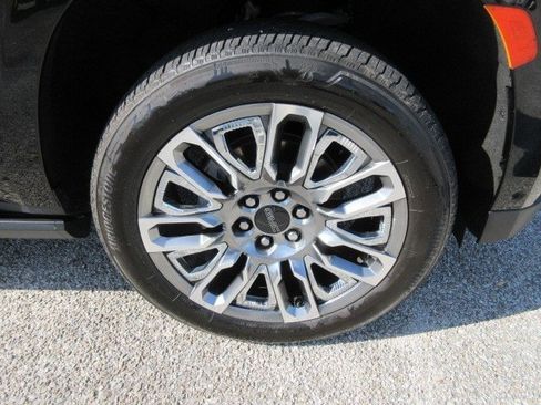 Used 2023 GMC Yukon XL Denali Ultimate AWD/4WD image 9