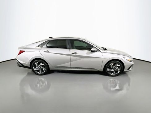 Certified 2025 Hyundai Elantra Limited w/ Cargo Package FWD image 4