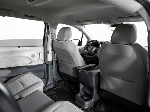 Used 2022 Toyota Sienna LE image 22