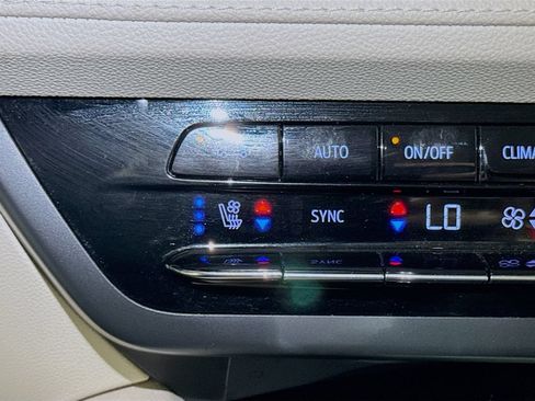 Certified 2022 Buick Envision Avenir w/ Technology Package II FWD image 19