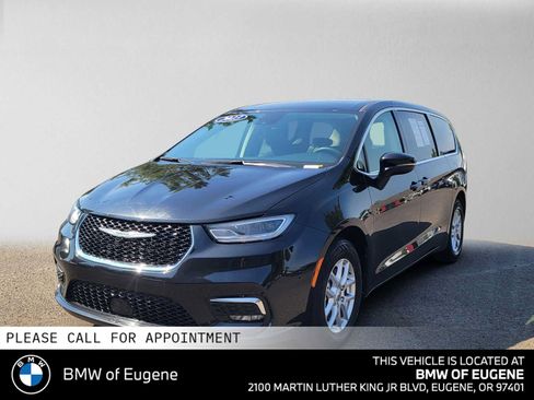 Used 2023 Chrysler Pacifica Touring-L FWD image 7