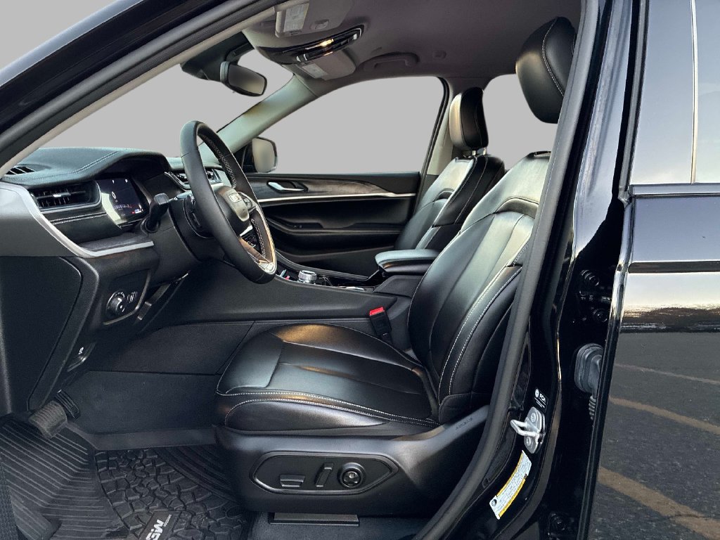 Used 2023 Jeep Grand Cherokee Limited AWD/4WD image 22