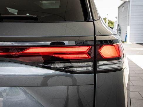 New 2026 Volkswagen Tiguan SE R-Line FWD image 17