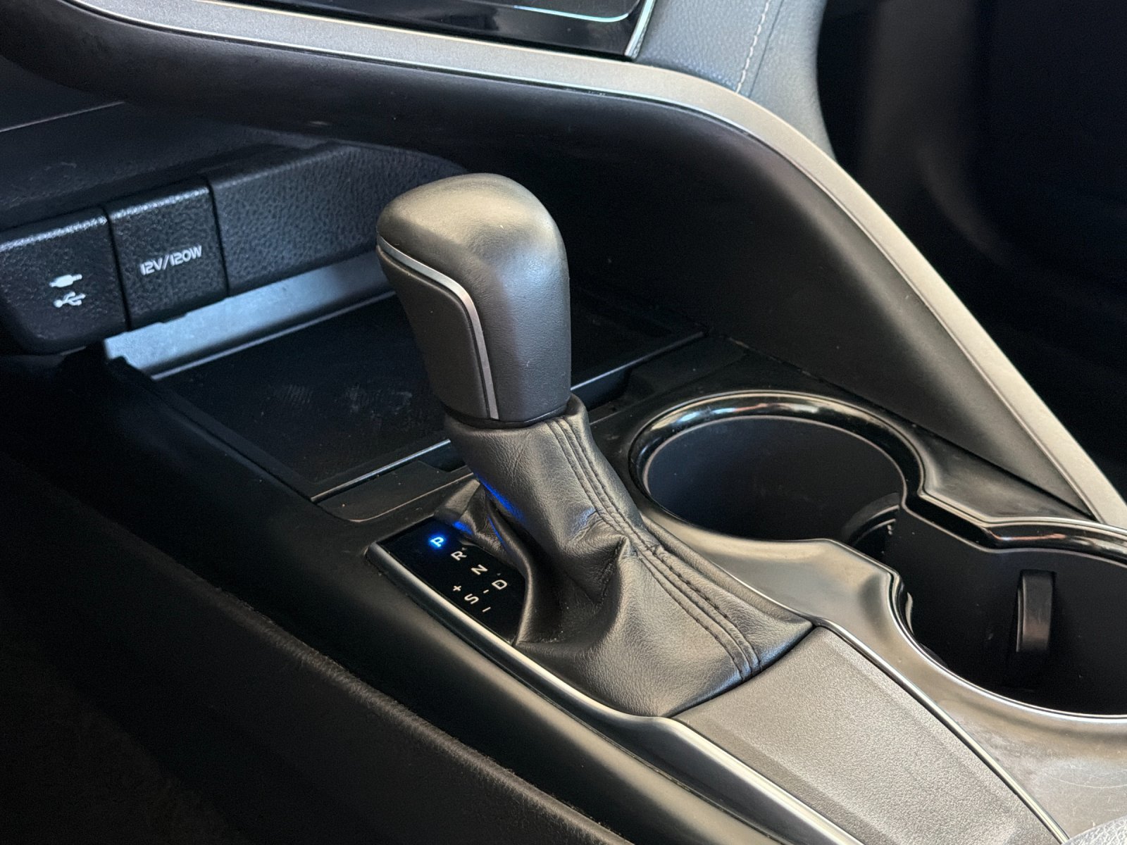 Used 2019 Toyota Camry SE w/ Convenience Package FWD image 18