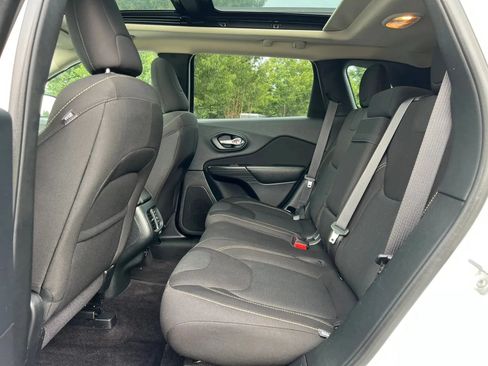 Used 2016 Jeep Cherokee Latitude w/ Comfort/Convenience Group AWD/4WD image 18