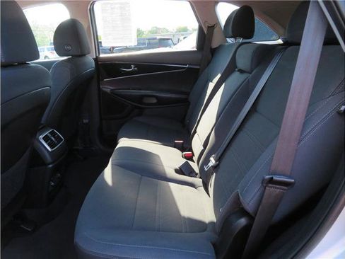Used 2019 Kia Sorento FWD V6 image 4
