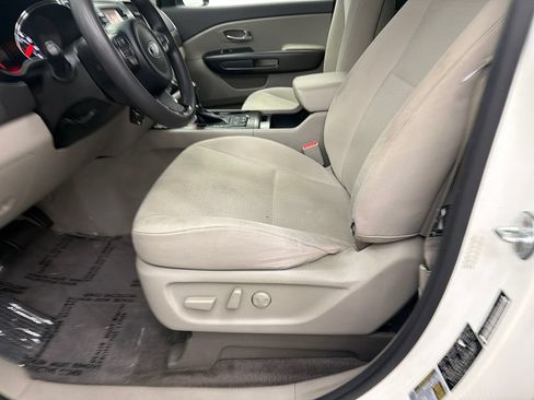 Used 2016 Kia Sedona LX w/ Option Group 020 FWD image 10