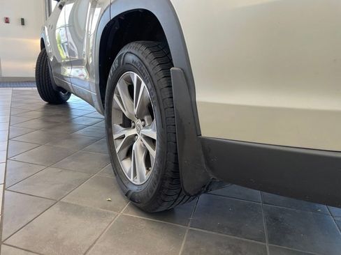 Used 2015 Toyota Highlander XLE AWD/4WD image 19