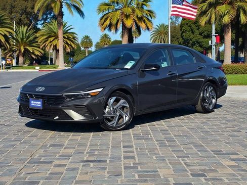 Certified 2025 Hyundai Elantra Sport image 2