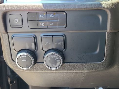 Used 2025 Chevrolet Suburban LT RWD image 24