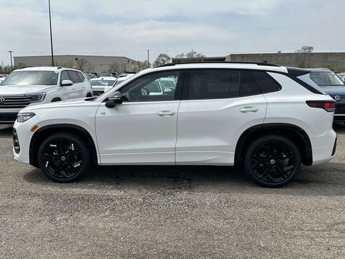 New 2026 Volkswagen Tiguan SE R-Line FWD image 2