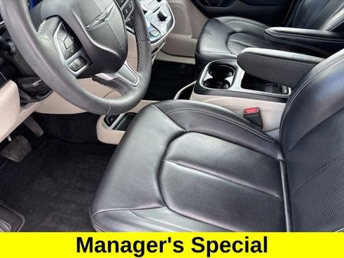 Used 2023 Chrysler Pacifica Touring-L FWD image 10