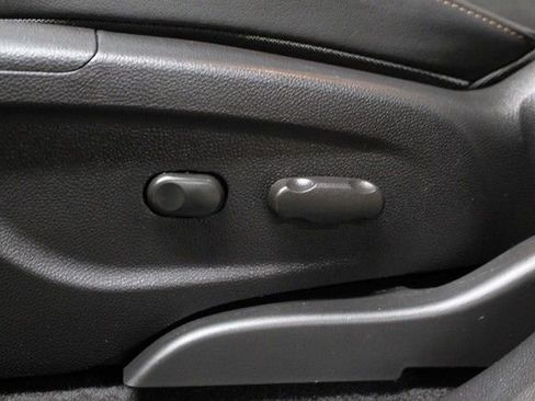 Used 2022 Chevrolet Trax LT w/ LT Convenience Package image 18