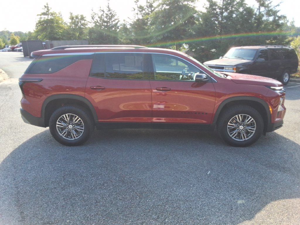 Certified 2026 Chevrolet Traverse LT w/ Driver Confidence Package FWD image 4