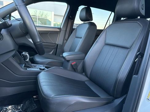 Certified 2022 Volkswagen Tiguan SE R-Line image 10