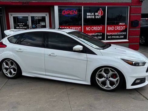 Used 2018 Ford Focus ST w/ Equipment Group 401A FWD image 3