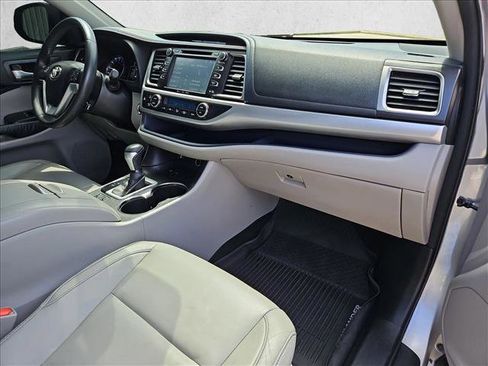 Used 2016 Toyota Highlander XLE FWD image 24