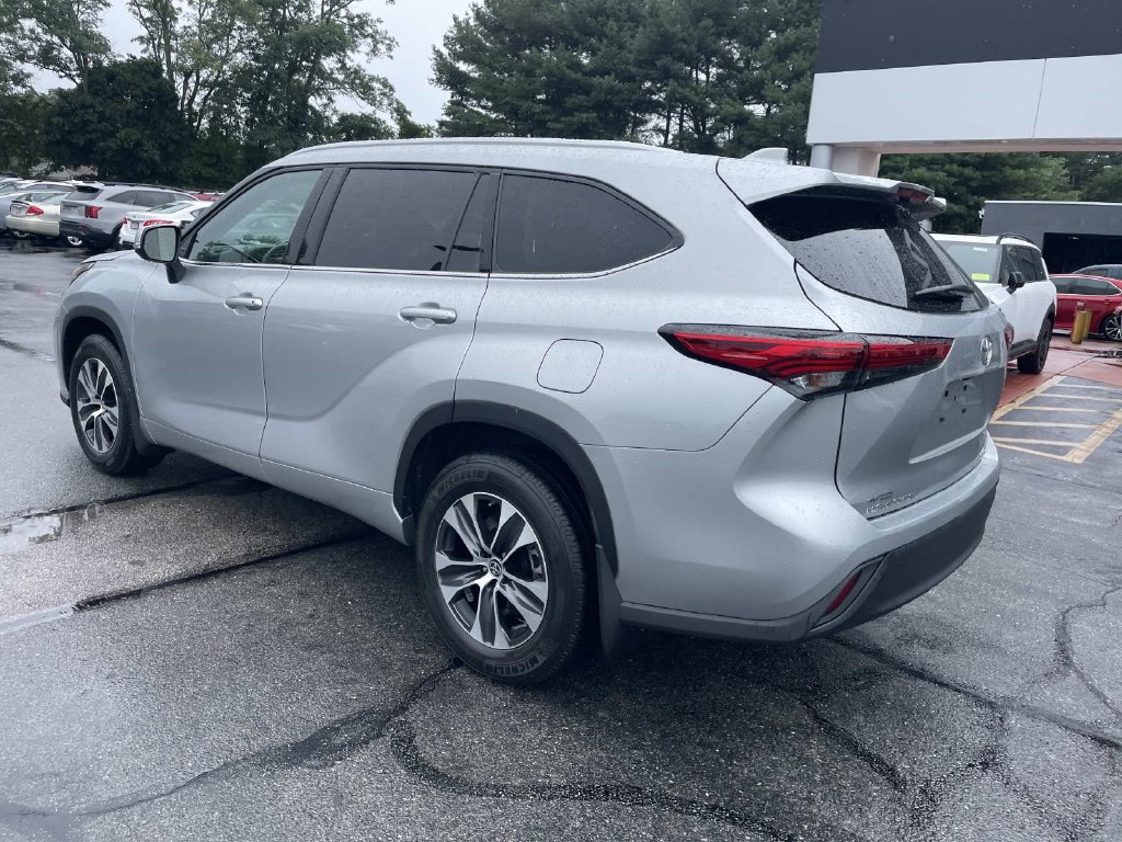 Used 2022 Toyota Highlander XLE AWD/4WD image 3